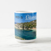 kleiner Strand auf Sardinien mit türkisblauem Wass Kaffeetasse (Mittel)