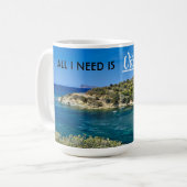 kleiner Strand auf Sardinien mit türkisblauem Wass Kaffeetasse (Vorderseite Links)