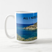 kleiner Strand auf Sardinien mit türkisblauem Wass Kaffeetasse (Links)