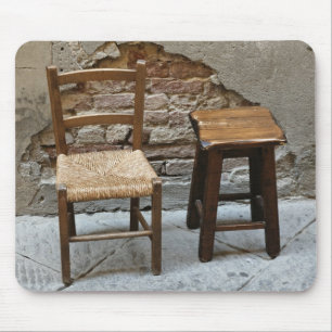 Kleiner Stuhl und Hocker, Pienza, Italien Mousepad