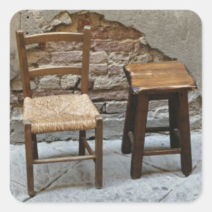 Kleiner Stuhl und Hocker, Pienza, Italien Quadratischer Aufkleber