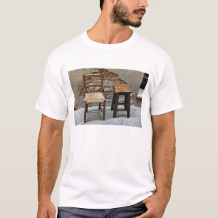 Kleiner Stuhl und Hocker, Pienza, Italien T-Shirt