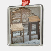 Kleiner Stuhl und Stuhl, Pienza, Italien Silbernes Ornament (Links)