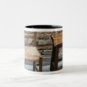 Kleiner Stuhl und Stuhl, Pienza, Italien Zweifarbige Tasse (Mittel)