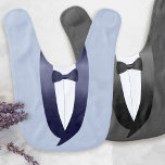 Kleiner Trauzeuge Ring Bearer Tuxedo Wedding Babylätzchen<br><div class="desc">Ein zweiseitiges Bib,  das Ihr "etwas Blau" für Ihr Kleines sein könnte. Auf der einen Seite - eine blassblaue Tuxjacke - und auf der anderen - eher eine traditionelle schwarze Hochzeitsjacke. Geeignet für jeden Tag spezielle Veranstaltungen (wie zum Beispiel Ihr Kochen).</div>