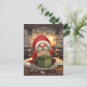 Kleiner Weihnachtsmann verpackt ein Geschenk Postkarte (Stehend Vorderseite)