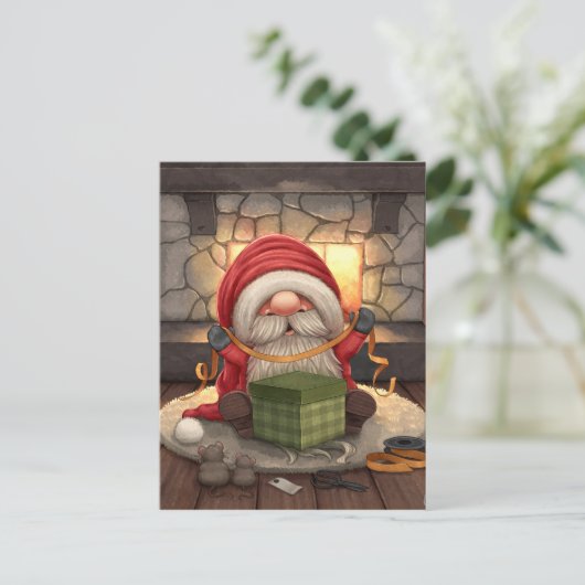 Kleiner Weihnachtsmann verpackt ein Geschenk Postkarte (Stehend Vorderseite)