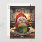 Kleiner Weihnachtsmann verpackt ein Geschenk Postkarte (Vorne/Hinten)
