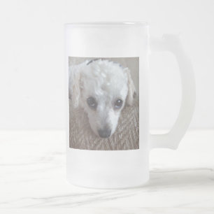 Kleiner weißer Teacup Poodle Hund Mattglas Bierglas