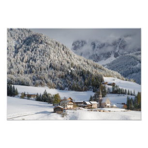 Kleines alpines Dorf im Schnee-Fotodruck Fotodruck
