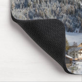 Kleines alpines Dorf im Schnee mousepad (Ecke)