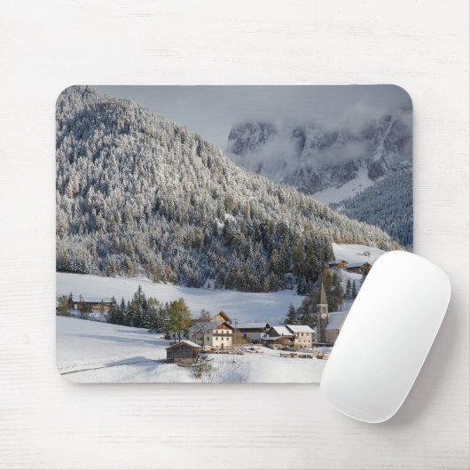 Kleines alpines Dorf im Schnee mousepad (Mit Mouse)