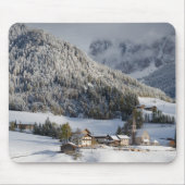 Kleines alpines Dorf im Schnee mousepad (Vorne)