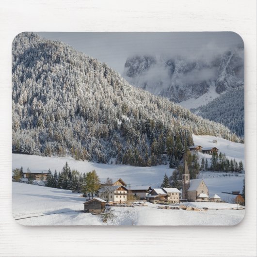 Kleines alpines Dorf im Schnee mousepad (Vorne)