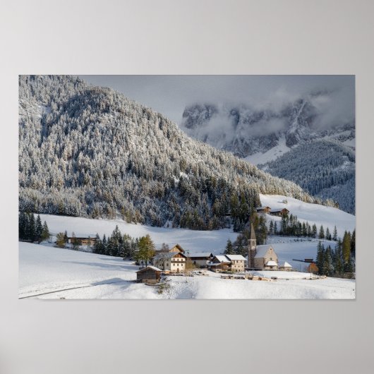 Kleines Bergdorf im Schneeplakat Poster (Vorne)