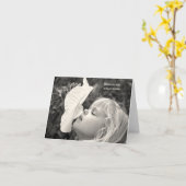 kleines blondes Mädchen schnüffelt einen Hibiskus Karte (Gelbe Blume)