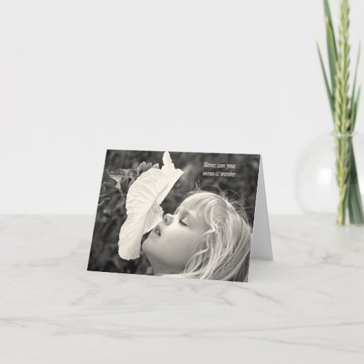 kleines blondes Mädchen schnüffelt einen Hibiskus Karte (Vorderseite)