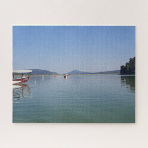 Kleines Boot auf ruhigem Wasser Puzzle