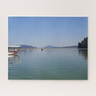Kleines Boot auf ruhigem Wasser Puzzle