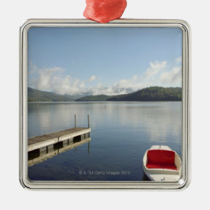 Kleines Boot gebunden oben auf Dock am Lake Placid Ornament Aus Metall