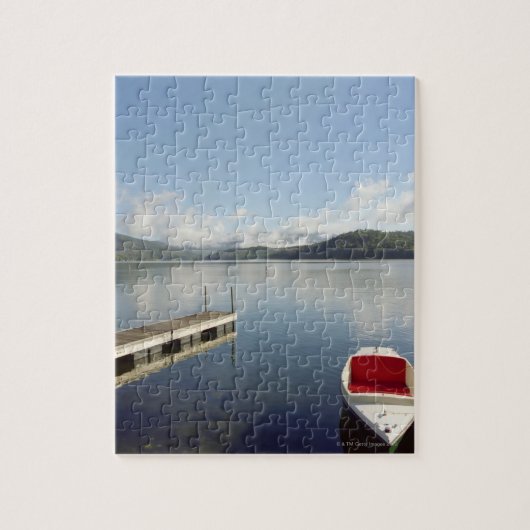 Kleines Boot gebunden oben auf Dock am Lake Placid Puzzle (Vertikal)