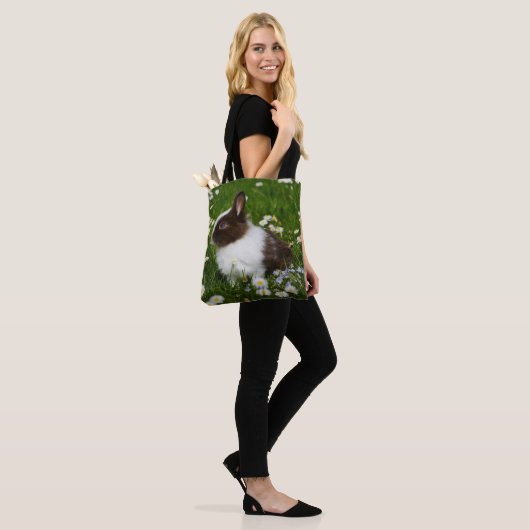 Kleines Braun- und Weißgebälk in Blume Tasche (Am Model)