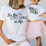 Kleines Dandelion Hört Mama Kinderoutfit T-Shirt<br><div class="desc">Mami und ich haben ein Shirt für Mama und ein Kind entworfen, "es sind die kleinen Dinge im Leben" für eine Mutter, und ein passendes "Kleines Ding" für ein Kind, Design würde gut für eine junge Mutter funktionieren, oder für Mutter zu sein, oder als Muttergeschenk. Bitte schauen Sie sich meine...</div>