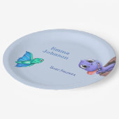 Kleines Dino auf dem Weg Babydusche Pappteller (Schrägansicht)