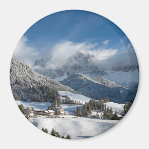 Kleines Dorf mit Dolomitbergen im Schnee Magnet