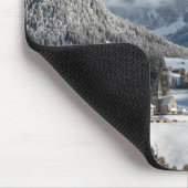 Kleines Dorf mit Dolomitbergen im Schnee Mousepad (Ecke)