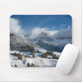 Kleines Dorf mit Dolomitbergen im Schnee Mousepad (Mit Mouse)