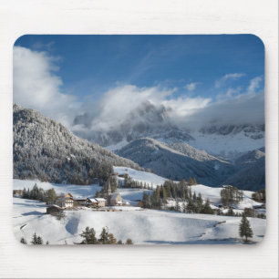 Kleines Dorf mit Dolomitbergen im Schnee Mousepad