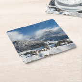 Kleines Dorf mit Dolomitbergen im Schnee Rechteckiger Pappuntersetzer (angewinkelt)