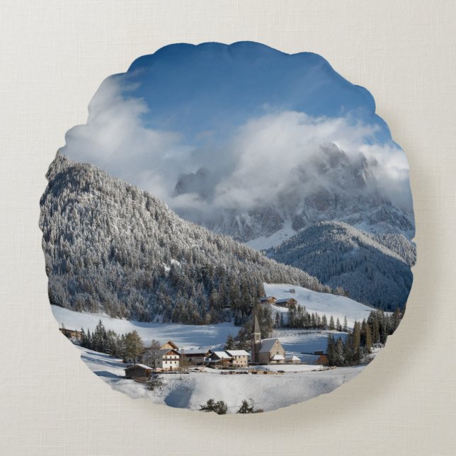 Kleines Dorf mit Dolomitbergen im Schnee Rundes Kissen (Vorderseite)