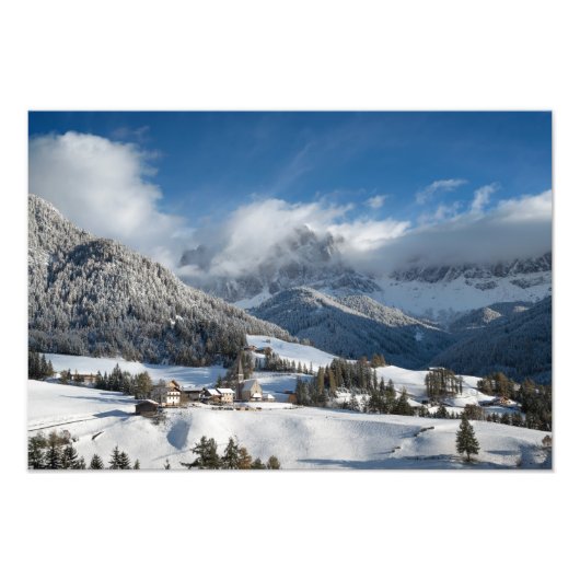 Kleines Dorf mit Dolomiten Bergen im Schnee Fotodruck (Vorne)