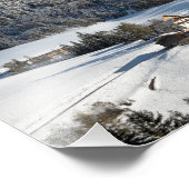 Kleines Dorf mit Dolomiten Bergen im Schnee Fotodruck (Ecke)