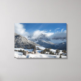 Kleines Dorf mit Dolomiten Bergen im Schnee Leinwanddruck