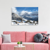 Kleines Dorf mit Dolomiten Bergen im Schnee Leinwanddruck (Insitu (Wohnzimmer))