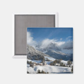 Kleines Dorf mit Dolomiten Bergen im Schnee Magnet (Vorderseite/Rückseite)
