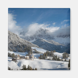 Kleines Dorf mit Dolomiten Bergen im Schnee Magnet