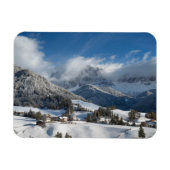 Kleines Dorf mit Dolomiten Bergen im Schnee Magnet (Horizontal)