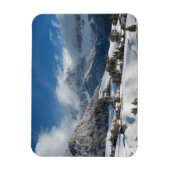 Kleines Dorf mit Dolomiten Bergen im Schnee Magnet (Vertikal)