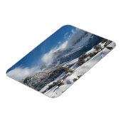 Kleines Dorf mit Dolomiten Bergen im Schnee Magnet (Linke Seite)