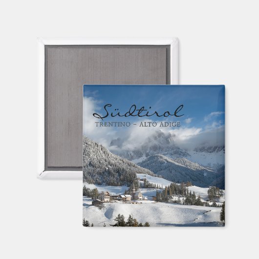 Kleines Dorf mit Dolomiten Bergen im Schnee Magnet (Vorderseite/Rückseite)