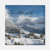 Kleines Dorf mit Dolomiten Bergen im Schnee Magnet (Vorne)