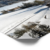 Kleines Dorf mit Dolomiten Bergen im Schnee Poster (Ecke)