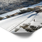 Kleines Dorf mit Dolomiten Bergen im Schnee Poster (Ecke)