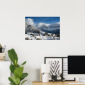 Kleines Dorf mit Dolomiten Bergen im Schnee Poster (Heimbüro)
