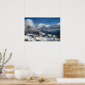Kleines Dorf mit Dolomiten Bergen im Schnee Poster (Küche)
