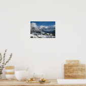 Kleines Dorf mit Dolomiten Bergen im Schnee Poster (Küche)